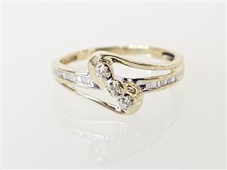 10K Yellow Gold APX 1/10 CTW Round Baguette Diamond Ring SZ 6.5